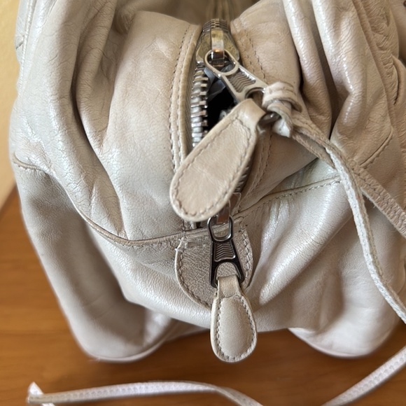 Balenciaga Matelasse Paris quilted ivory leather handbag with mirror - Picture 10 of 17